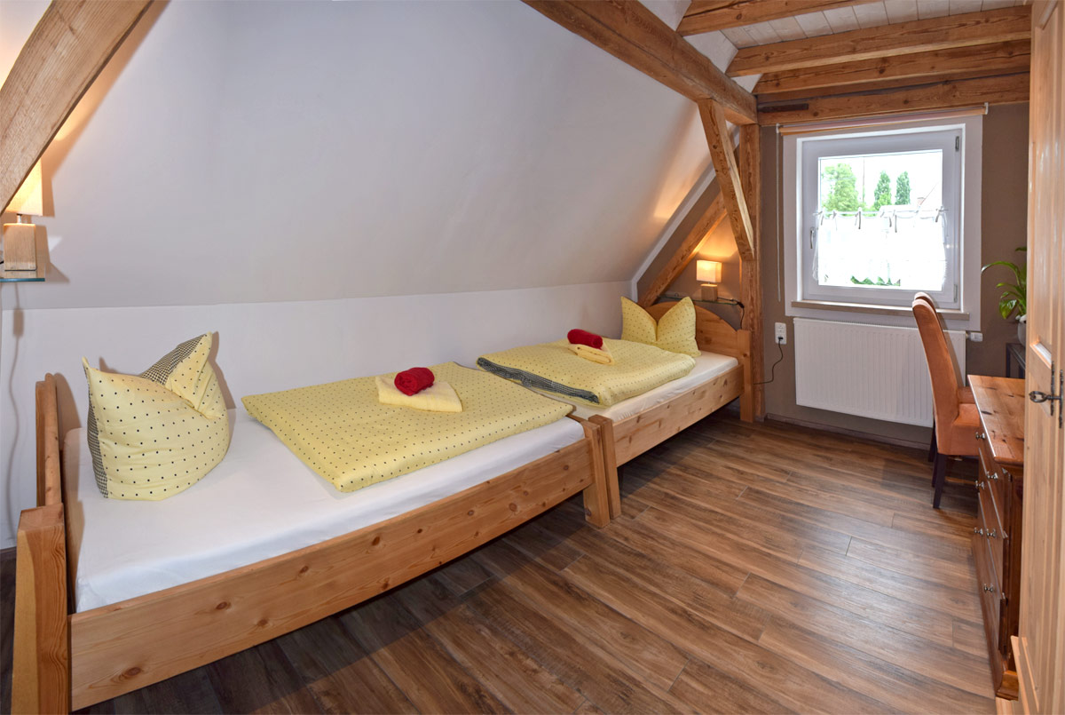 Schlafzimmer 1