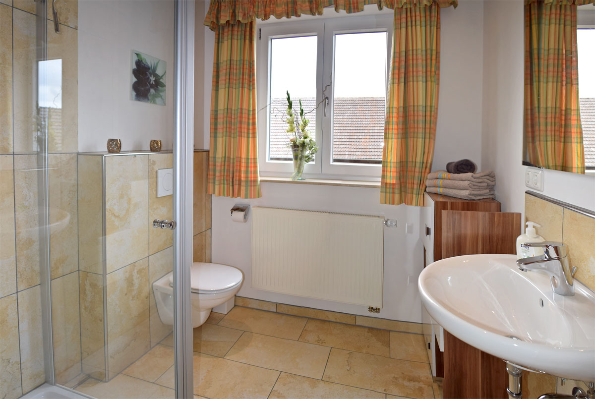 Großes helles Badezimmer